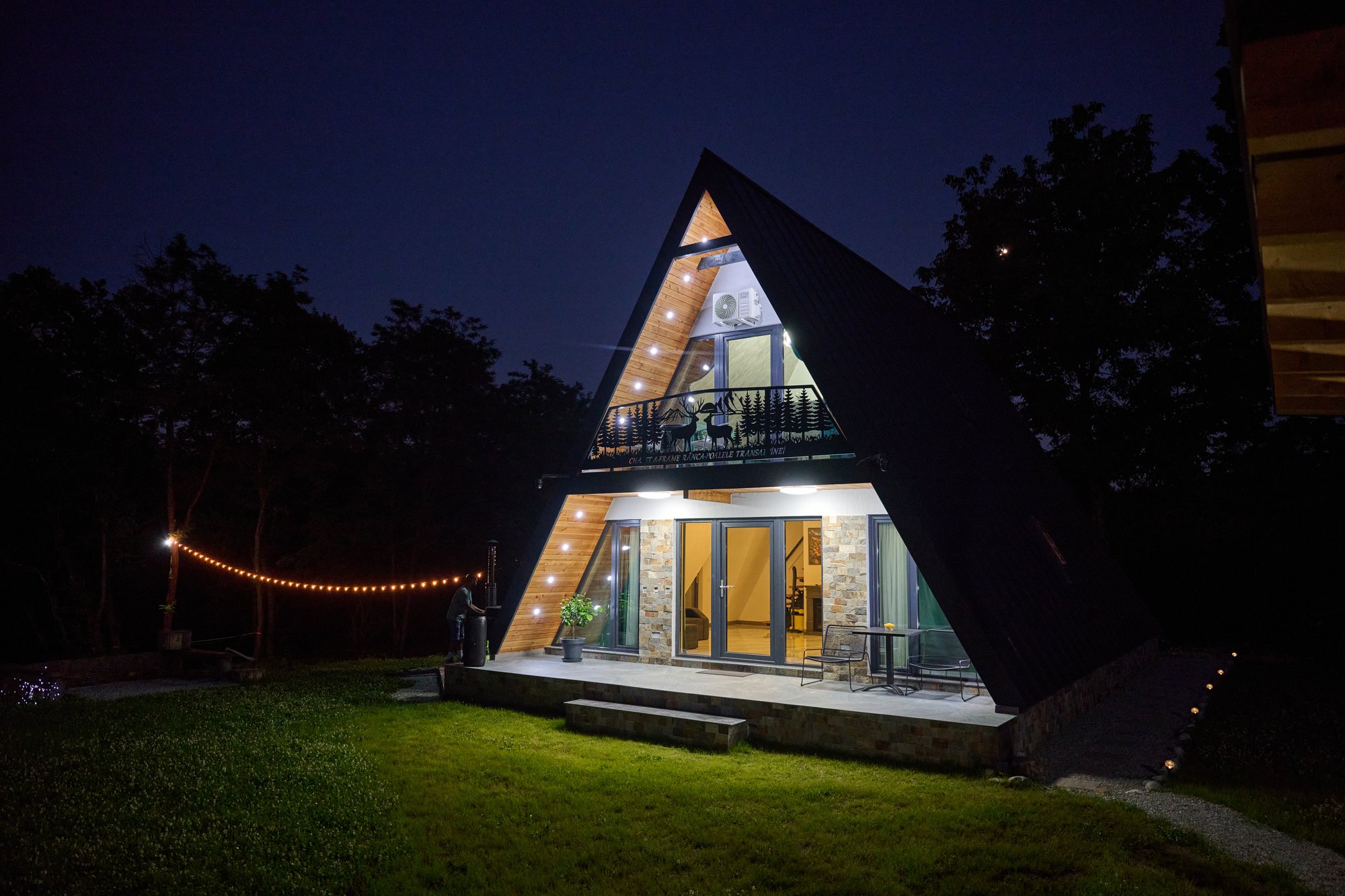 Cabana luminată noaptea