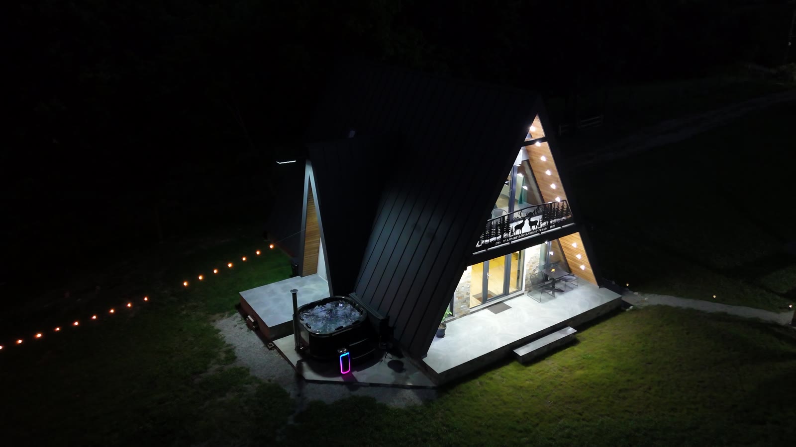 Cabana luminată noaptea